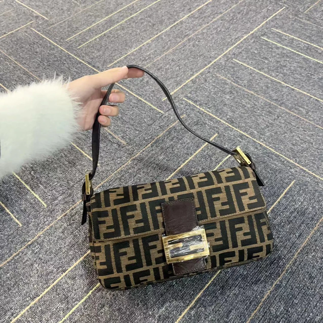 95新 FENDI/芬迪 兔兔奢轩轩/芬迪金扣法棍包/95新/7599
