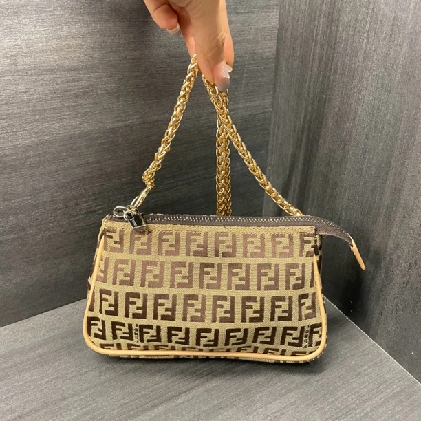 95新 FENDI/芬迪 小琪/芬迪米棕花手拿包/240524027