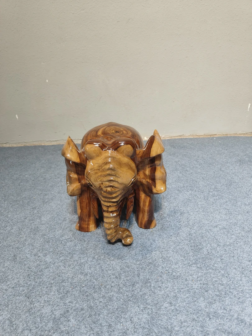 象，。香樟木整木实木一体雕刻老鹰摆件一物一拍实物为准。