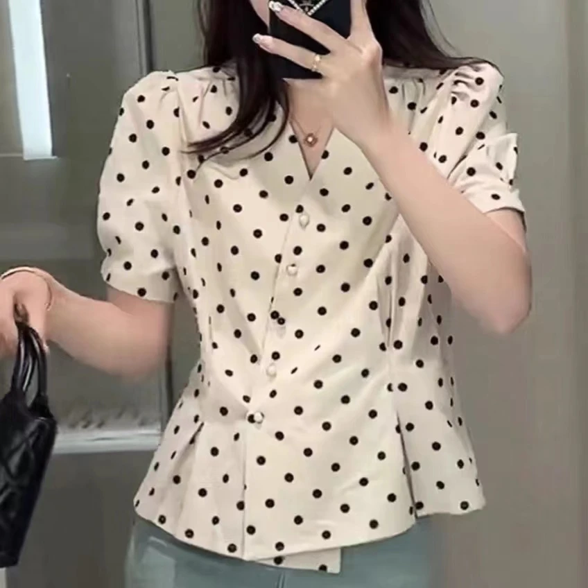 新款时尚V领波点收腰显瘦衬衫女夏季气质不规则洋气泡泡袖上衣