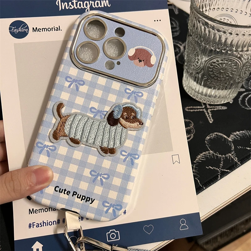 蓝色皮纹刺绣戴耳机狗适用iPhone16promax苹果15手机壳14女13华为