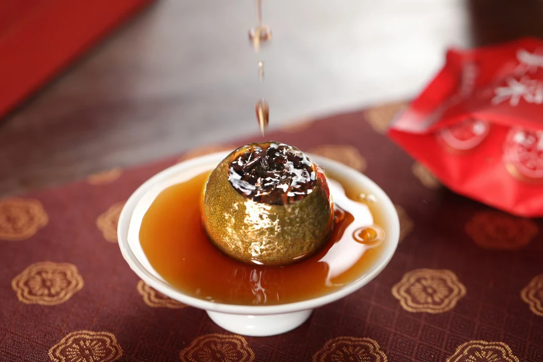 当年头采陈皮柑，内填7年宫廷普洱春茶原料，柑果青香四溢，很润甜