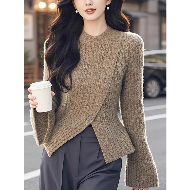 时尚简约百搭燕麦色圆领喇叭袖毛衣针织衫女秋冬款慵懒风修身小衫
