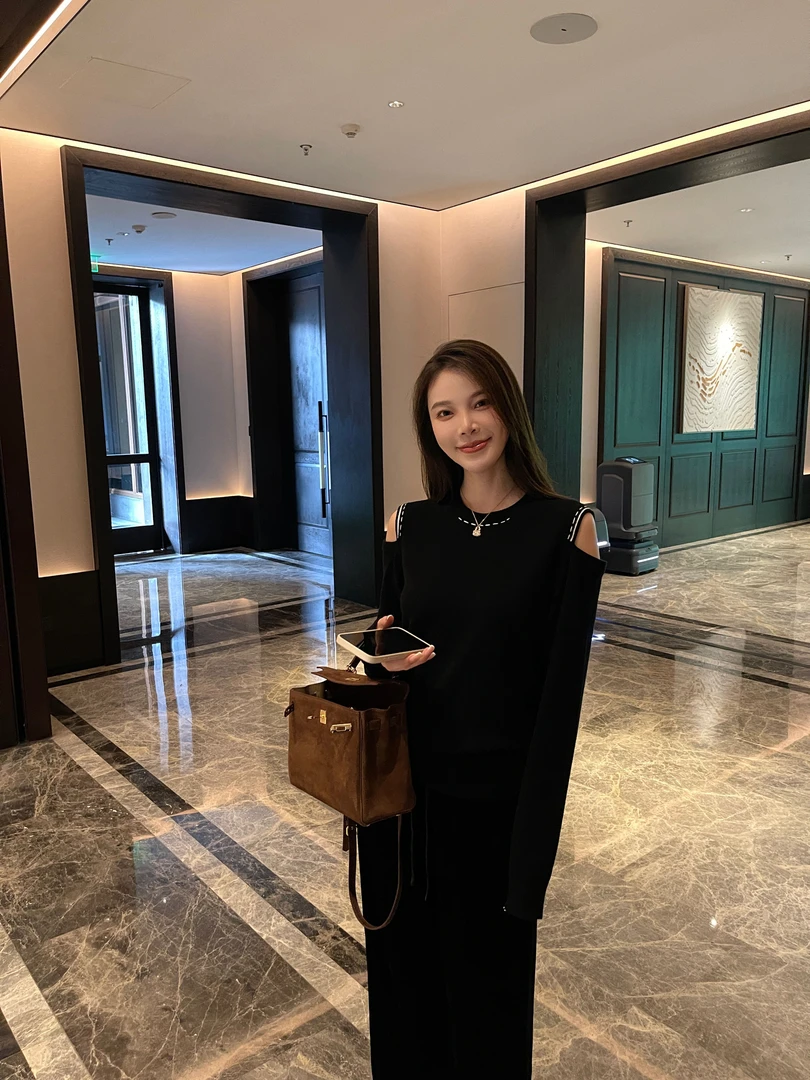 BIG WHITE REMADE“秀场之光”定制面料澳毛山羊绒露肩打底衫M6333