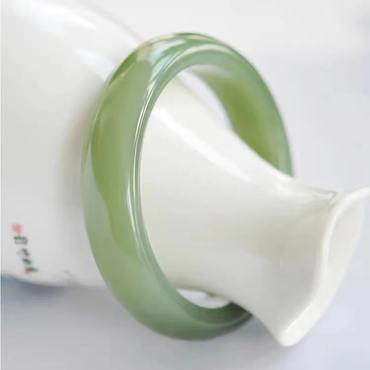 天然和田玉手镯女款时尚百搭湖水绿高冰透气质玉镯（多样性发货）