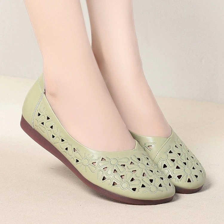 中老年凉鞋镂空透气妈妈鞋夏季新款软底洞洞鞋平底防滑牛筋底皮鞋