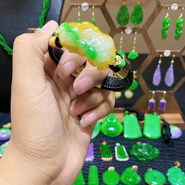 翡翠颈饰未镶嵌手镯