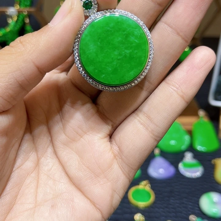 翡翠颈饰未镶嵌吊坠