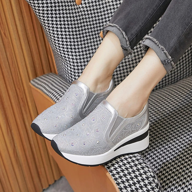 AIQI/艾淇水钻低帮女鞋2025秋季新款一脚蹬懒人鞋厚底坡跟休闲鞋