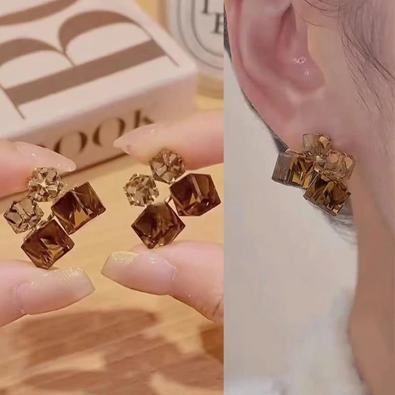 钛钢合成锆石耳饰 复古气质轻奢金色立体钻耳环女时尚s高级感耳钉