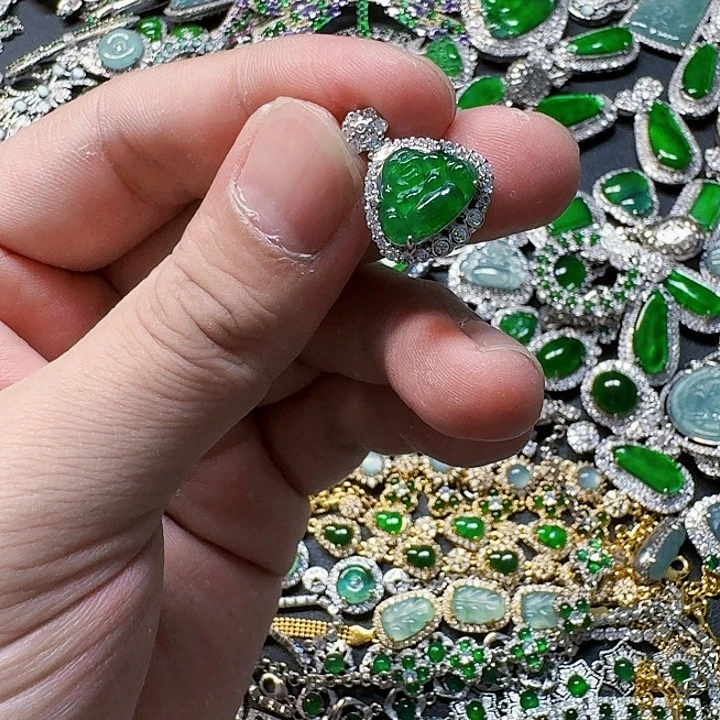 翡翠颈饰未镶嵌天然A货翡翠放漏