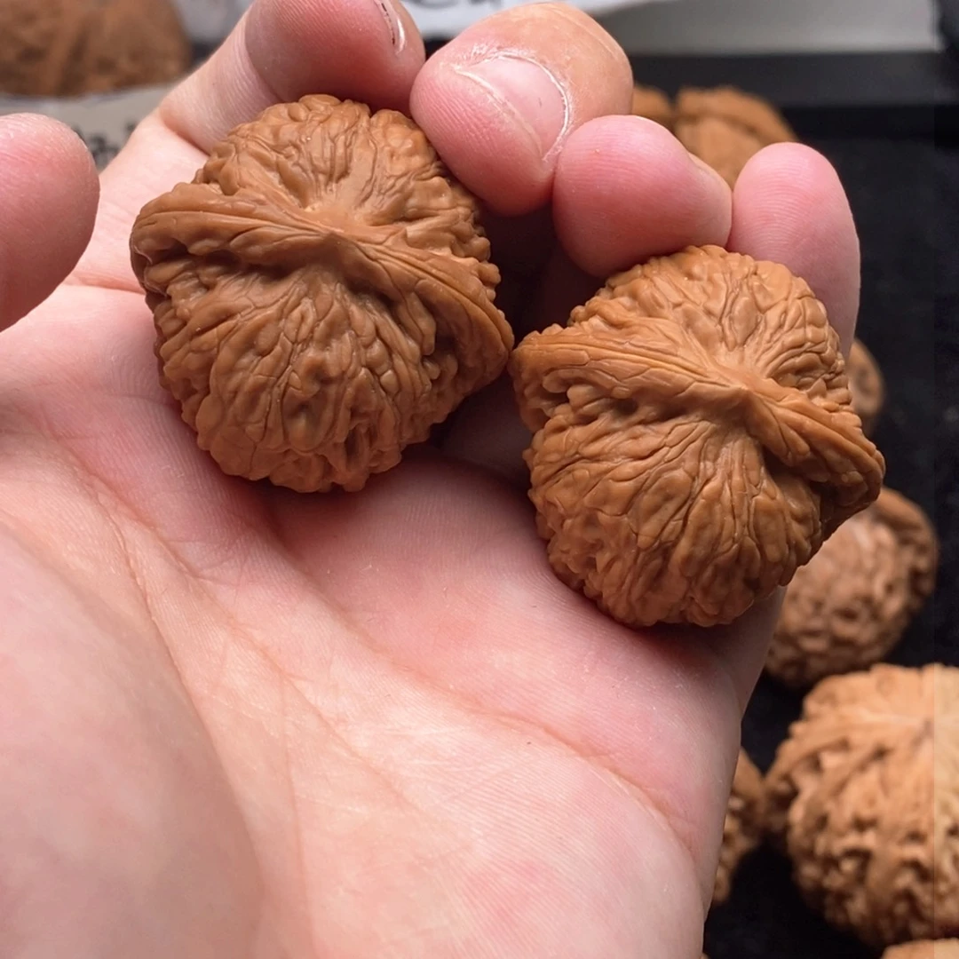 文玩核桃吊坠黑金刚