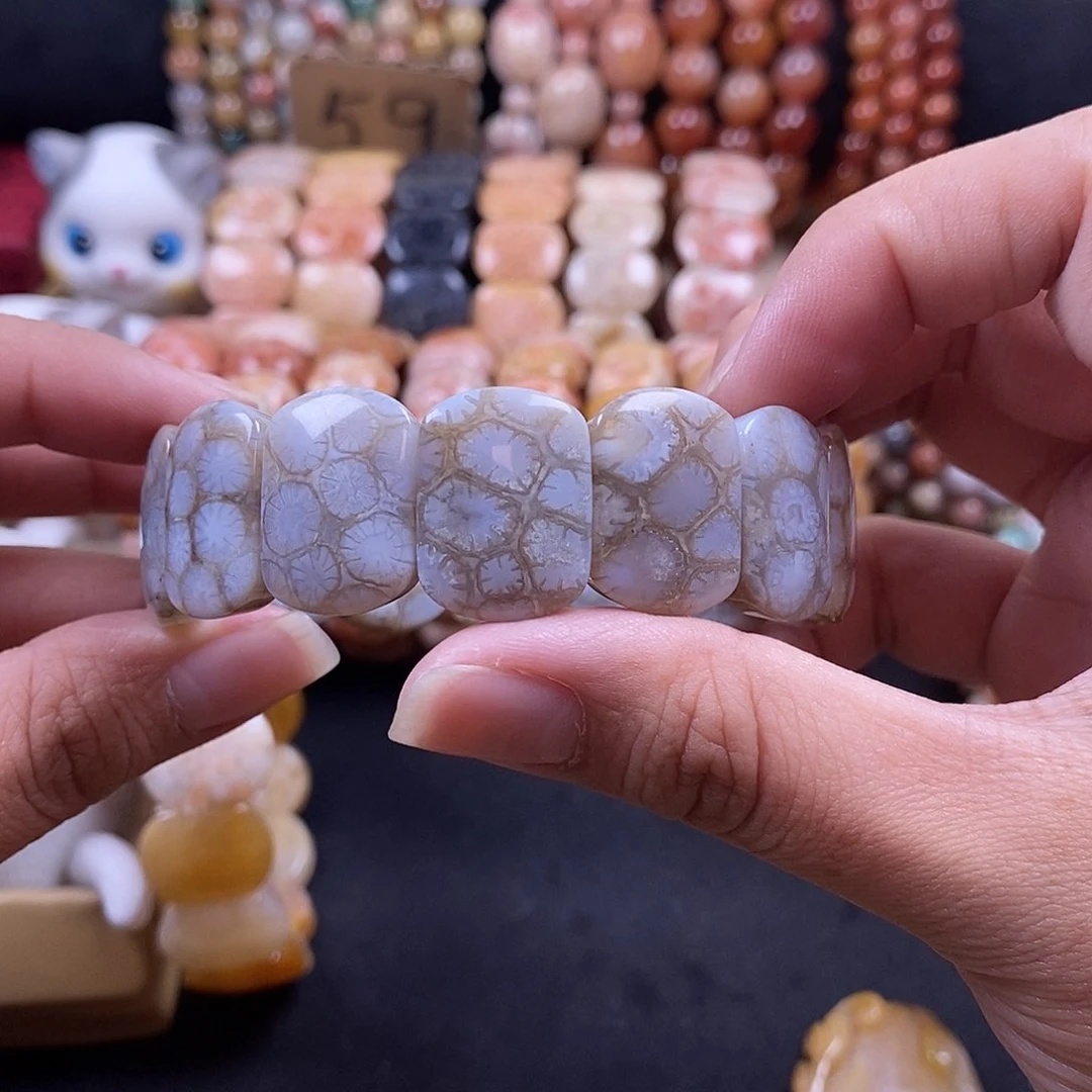 弥***桃硅化珊瑚（珊瑚玉）手牌未镶嵌