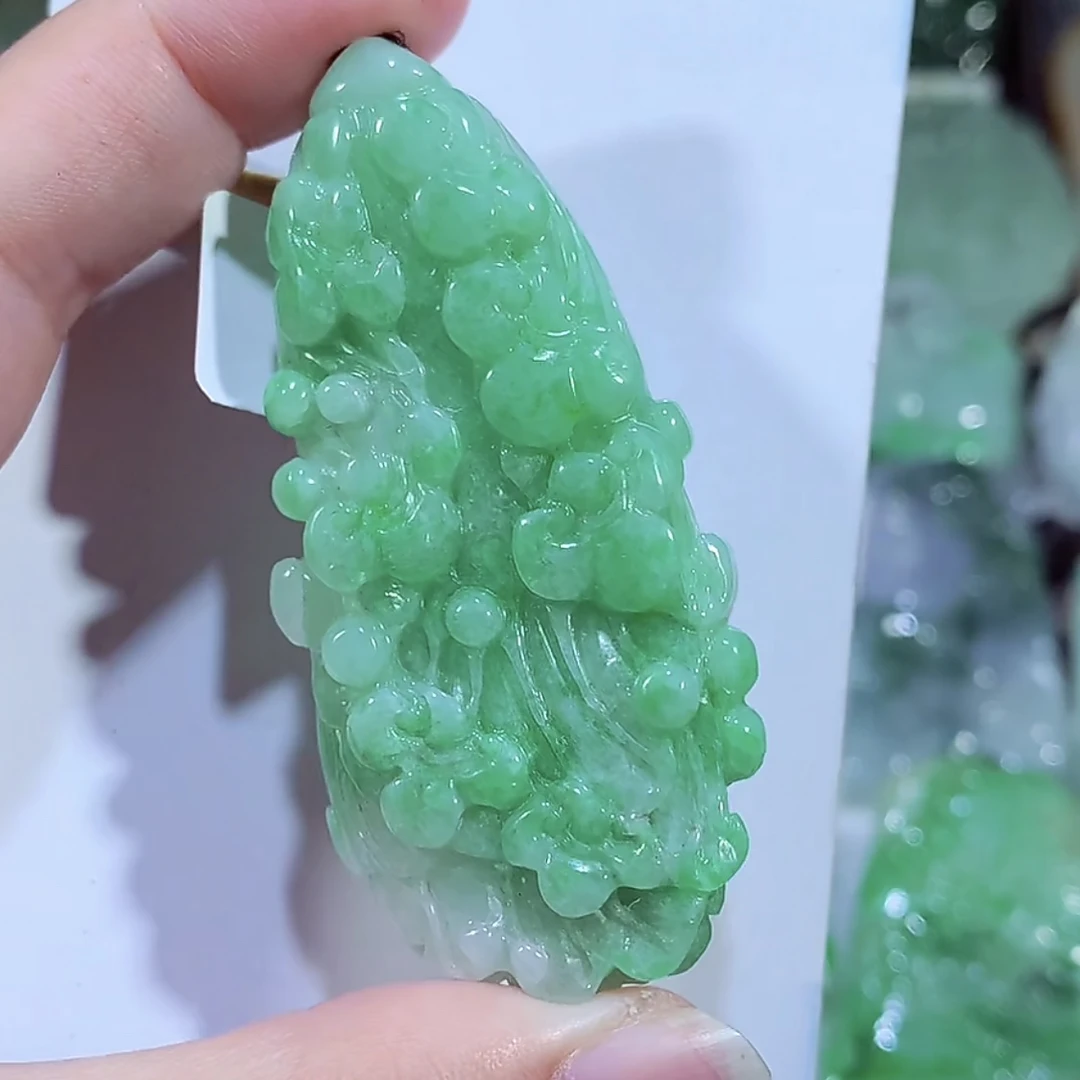 缅甸天然A货翡翠飘绿白菜吊坠
