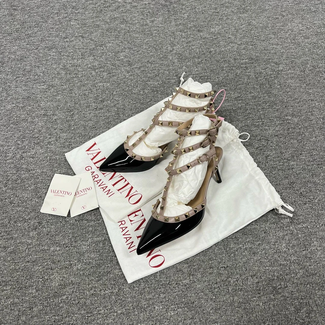 未使用 Valentino/华伦天奴 华伦天奴铆钉高跟凉鞋38码