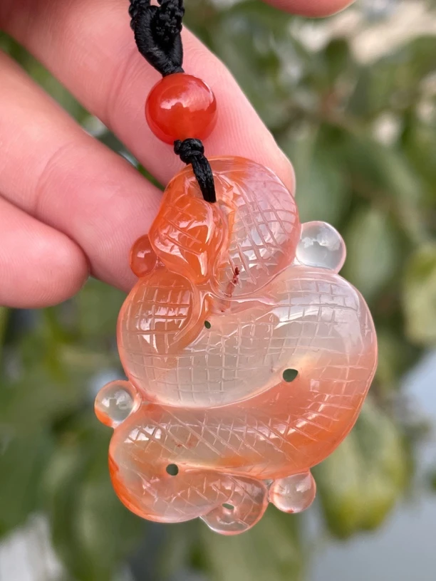 精品南红玛瑙生肖蛇吊坠精工立体雕刻颜色冰飘尺寸28x40x8.8mm