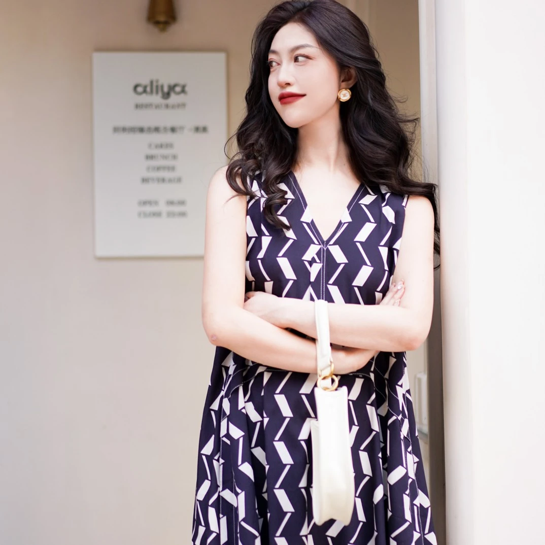 GIRDEAR/哥弟夏季新款显瘦气质时尚小众轻奢宽松款连衣裙1500513