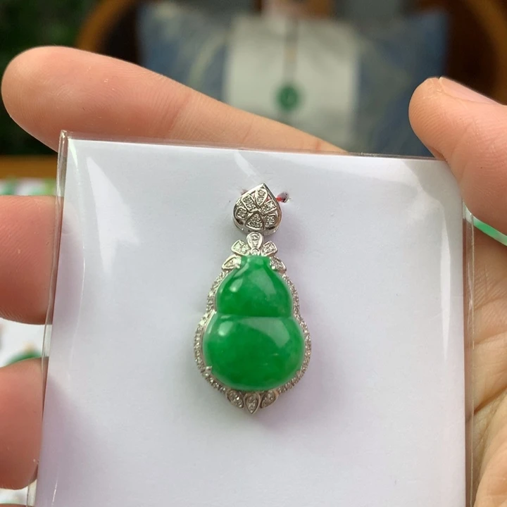 翡翠18K金镶嵌颈饰翡翠吊坠