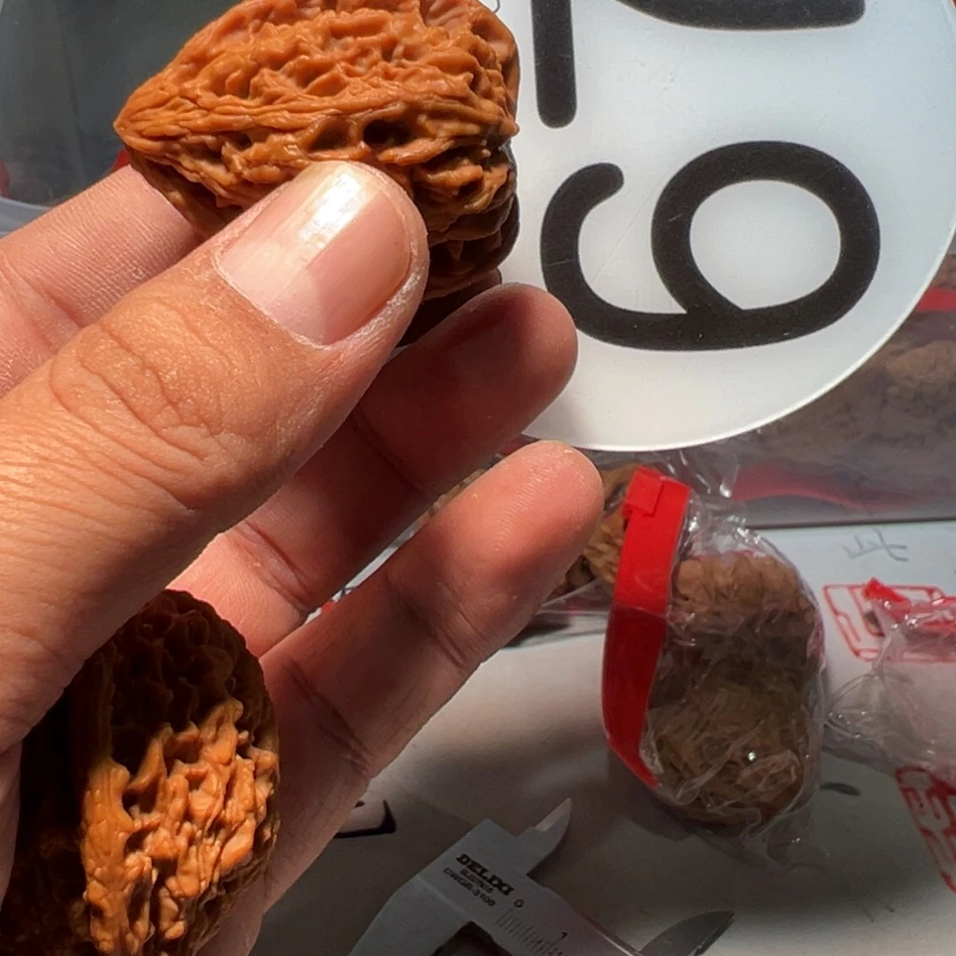 一***~文玩核桃，白色67号