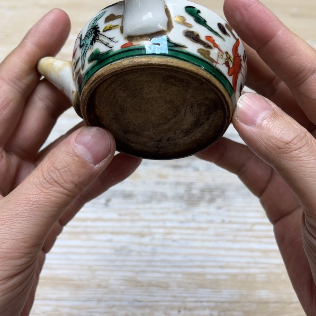 瓷片努**行密密麻麻地排列着一个