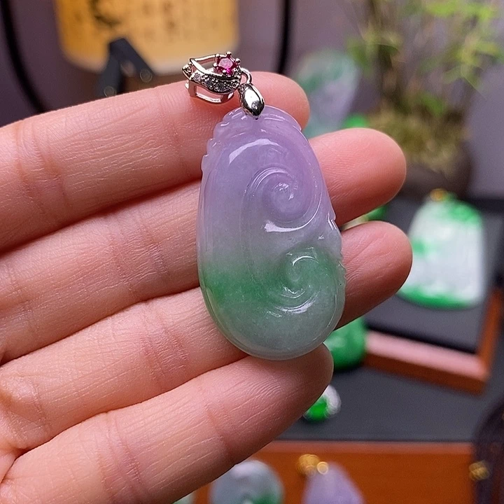 翡翠未镶嵌吊坠(赠链)