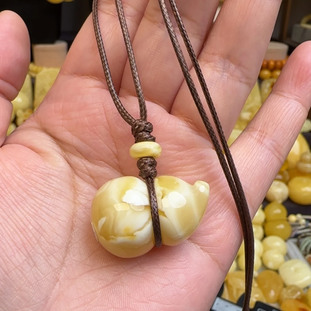 琥珀未镶嵌套链天然俄料瓷白妖花蜜蜡葫芦吊坠