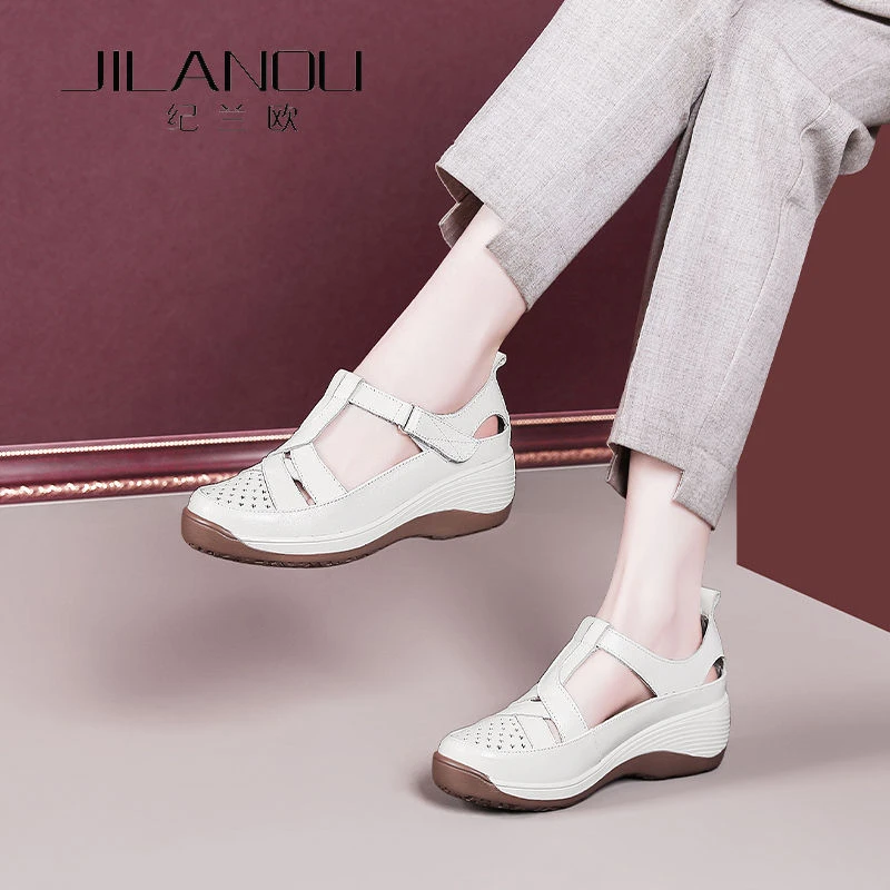 厚底镂空妈妈鞋包头真皮凉鞋女2025春夏新款中老年休闲鞋坡跟女鞋