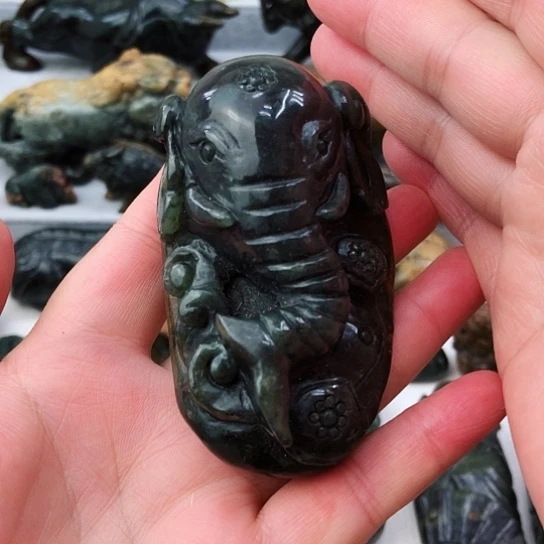 未镶嵌岫岩河磨玉（透闪石质玉）把件