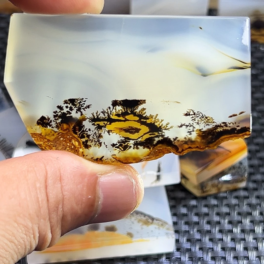 如***戏玛瑙/玉髓未镶嵌珠宝半成品