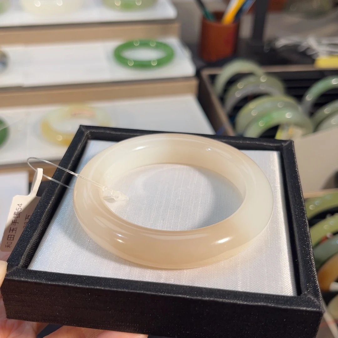 和田玉未镶嵌手镯   「粉白」没啥包容