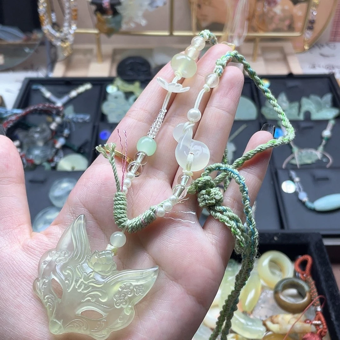 蛇纹石玉未镶嵌颈饰