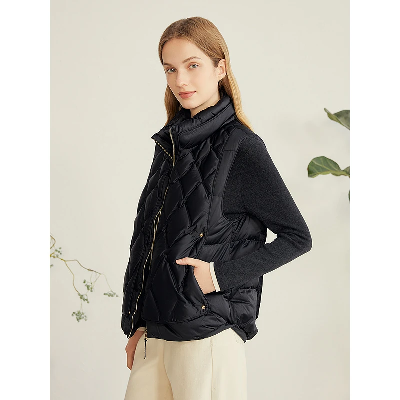 YINER音儿2025新款柔润缎面菱格纹风琴褶门襟羽绒马甲8C65308196