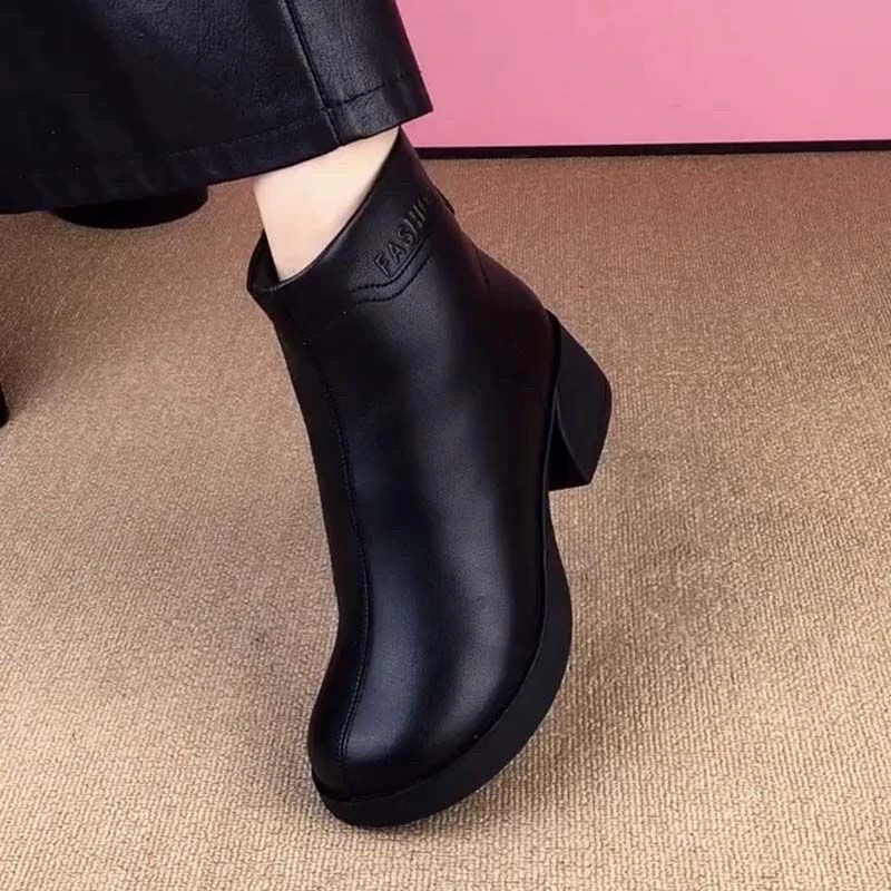 大码保暖马丁靴女冬季新款英伦风短靴粗跟加绒棉靴软底妈妈鞋