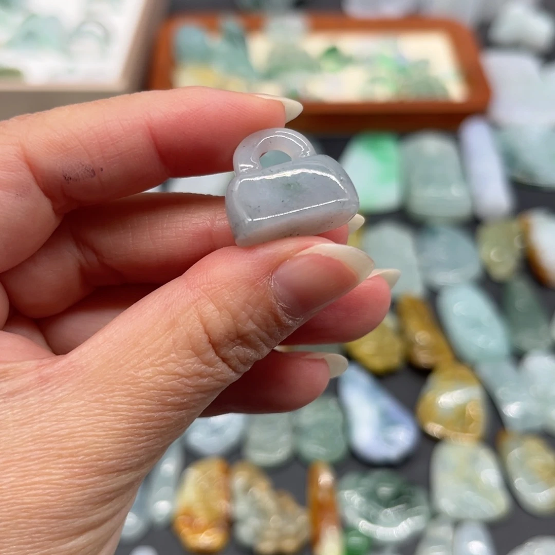 翡翠未镶嵌颈饰包包