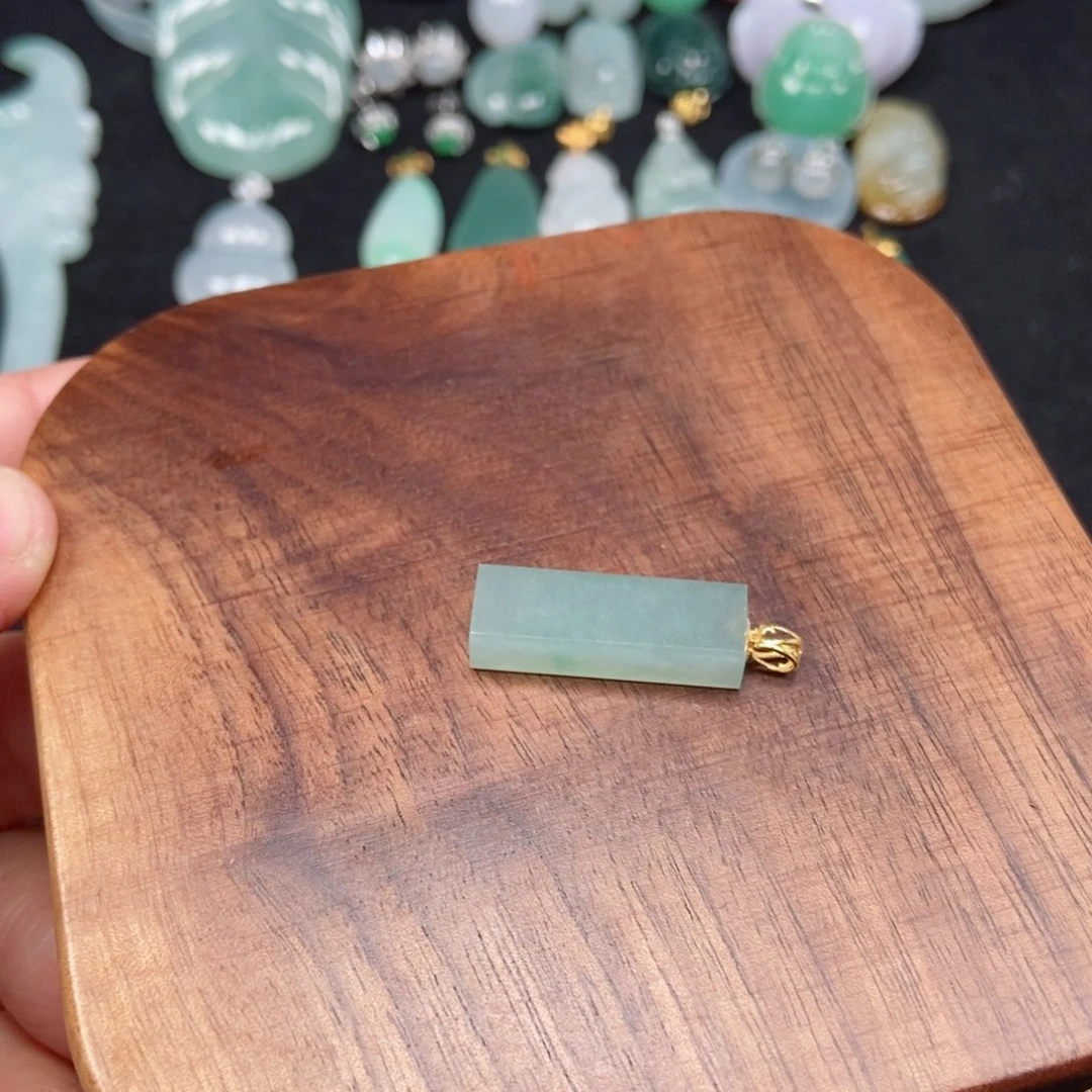 翡翠未镶嵌颈饰无氏牌