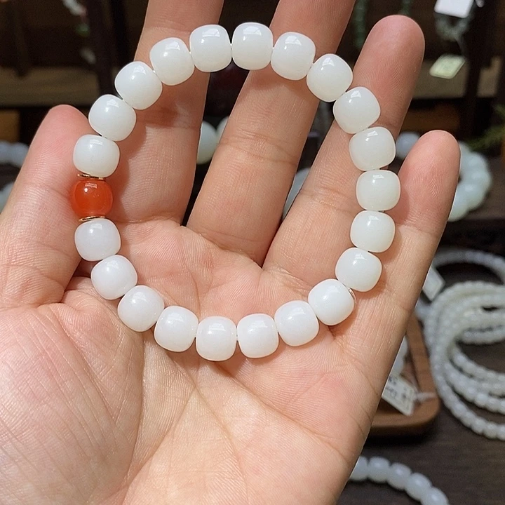 喜***羊和田玉未镶嵌手串