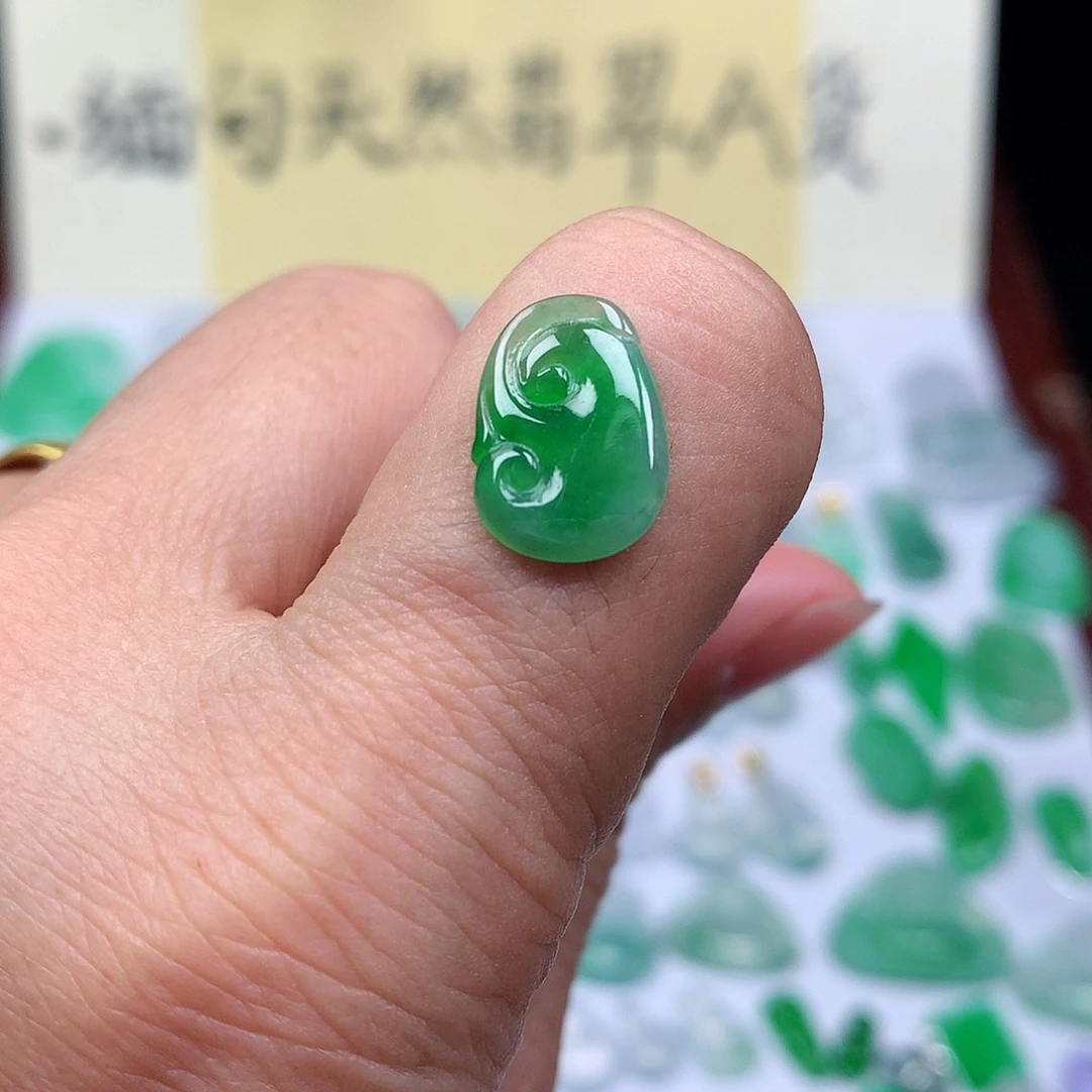 翡翠裸石缅甸天然A货翡翠阳绿如意