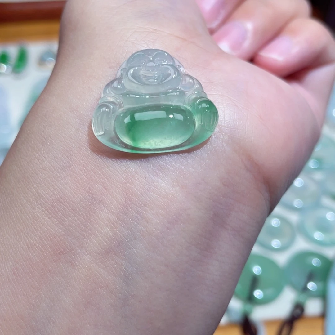 翡翠未镶嵌颈饰佛公