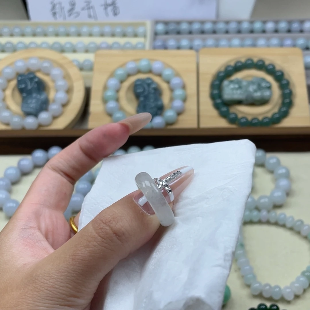 颈饰未镶嵌翡翠有脏杂 福利款