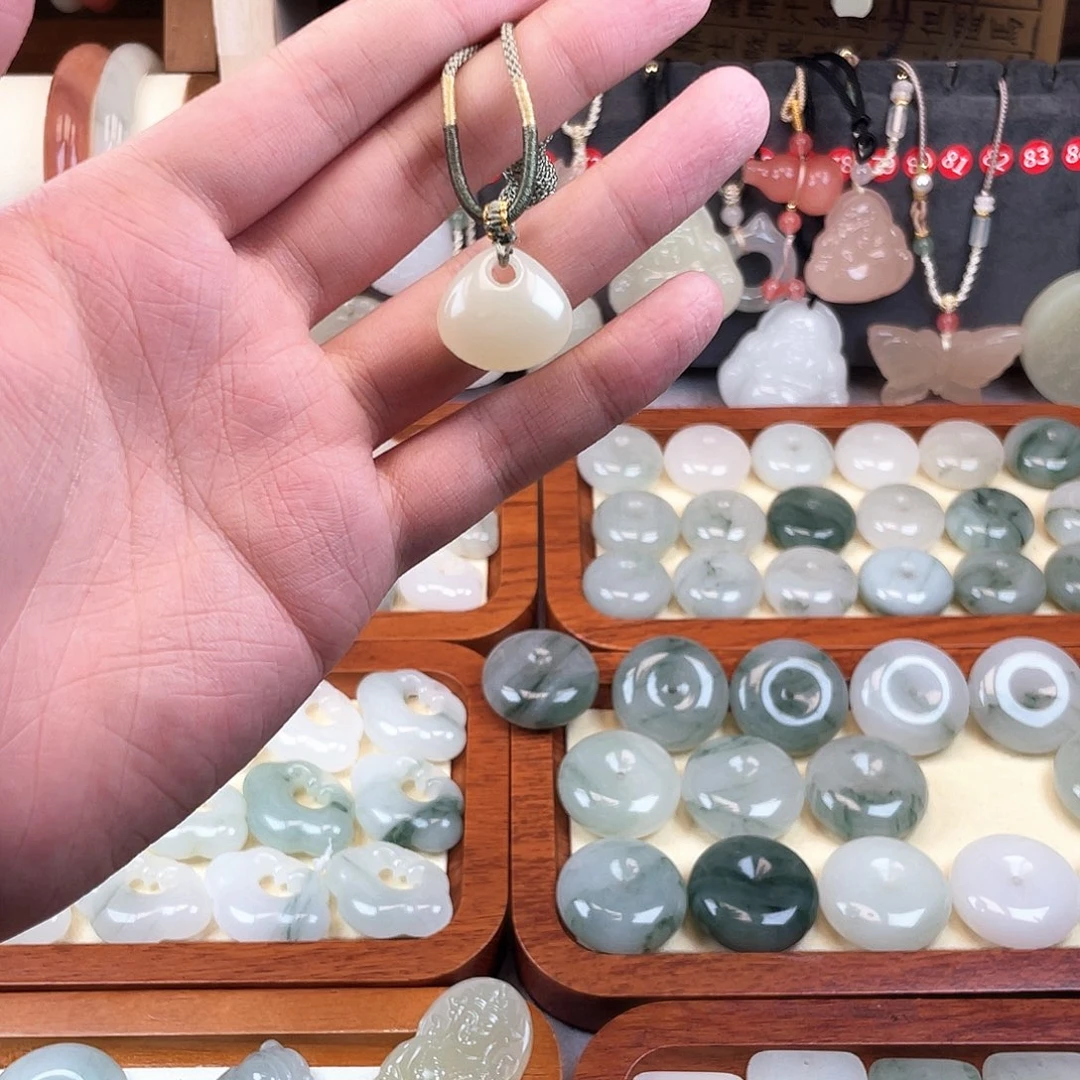 颈饰未镶嵌石英质玉