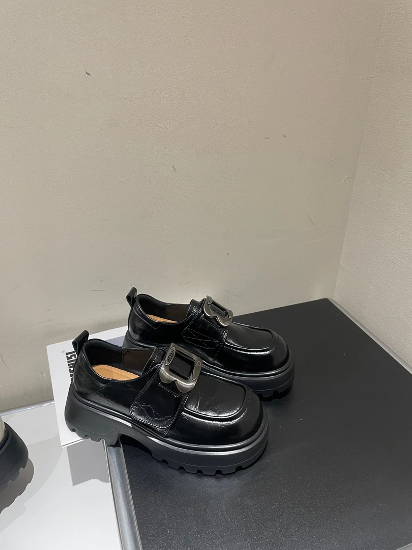 潮款乐福鞋圆头舒适度高，百搭时尚黑色皮鞋