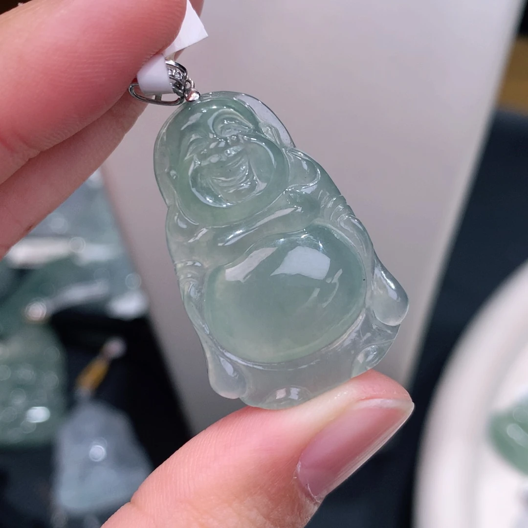 颈饰18K金镶嵌翡翠高冰晴绿底站佛