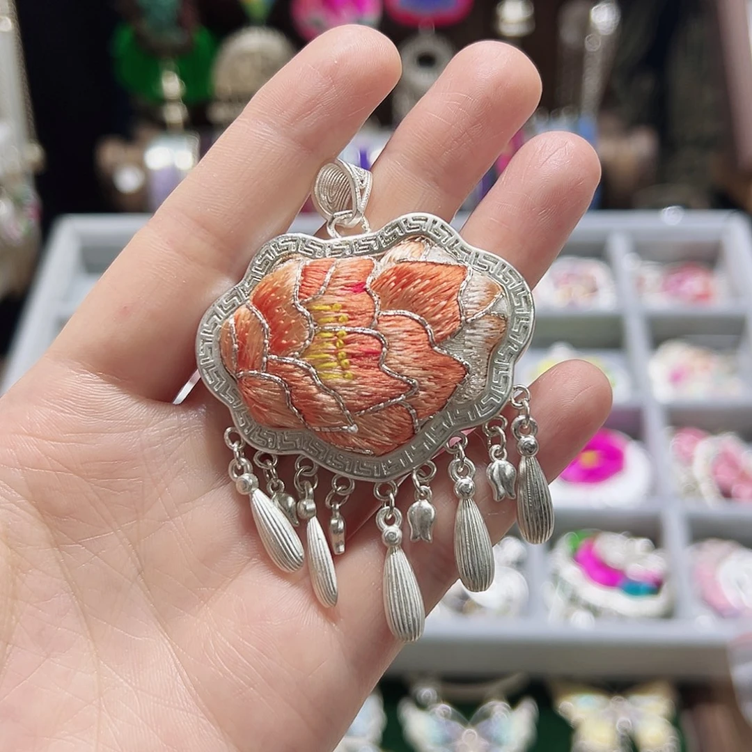 织绣进***球苗银手工吊坠（配皮绳）