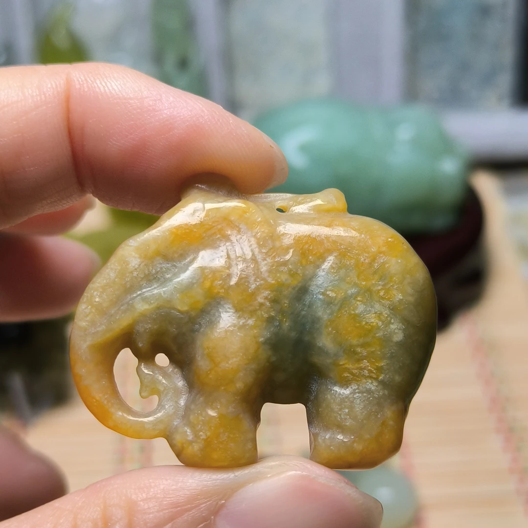 天然岫玉精品纯手工雕刻花玉俏色巧雕大象太平有象走向成功吊坠