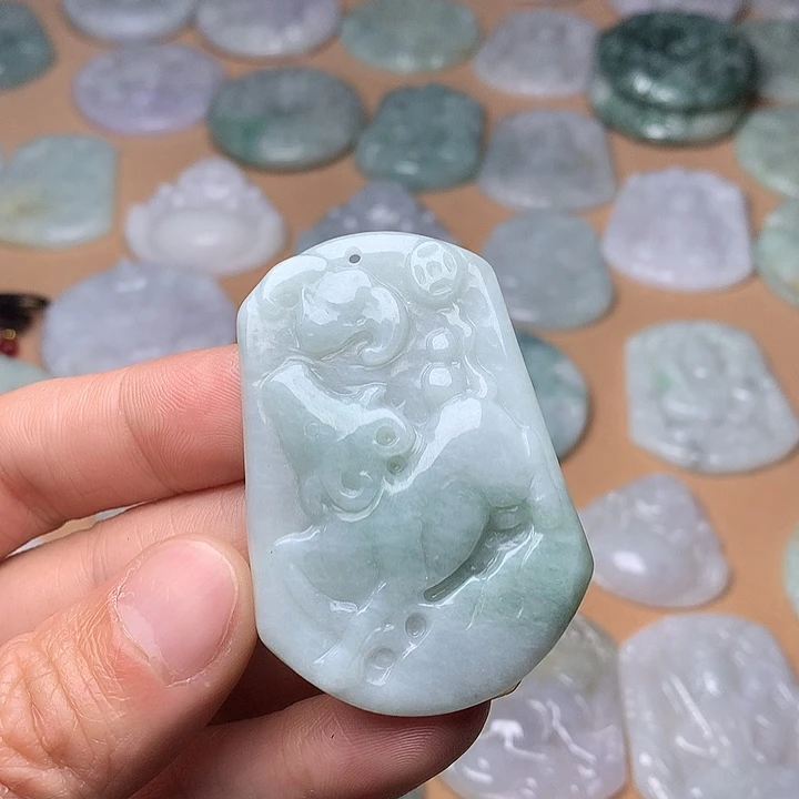 翡翠未镶嵌颈饰牛牌