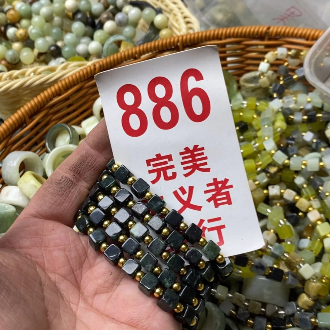 蛇纹石玉挂坠未镶嵌