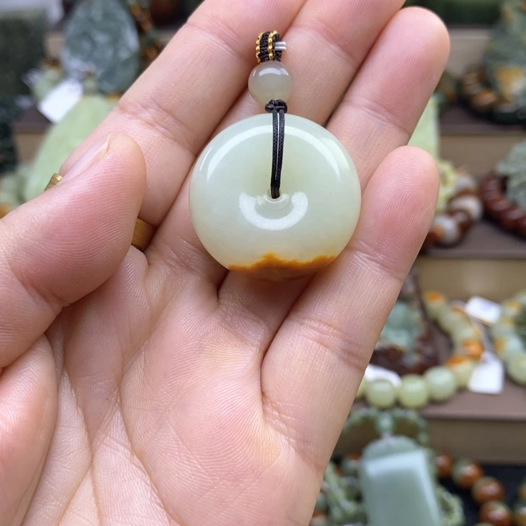 壹***哥透闪石质玉未镶嵌颈饰