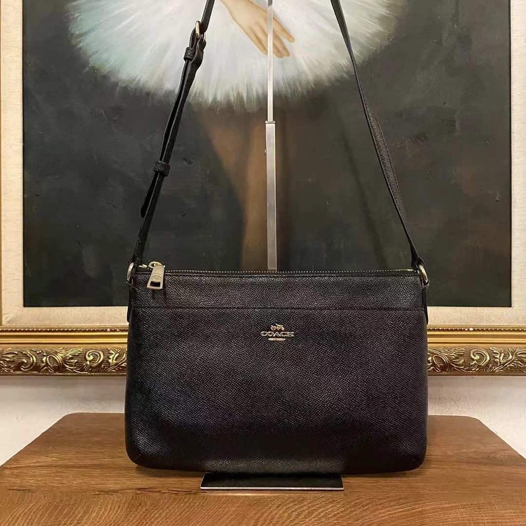 95新  coach斜跨包/004161