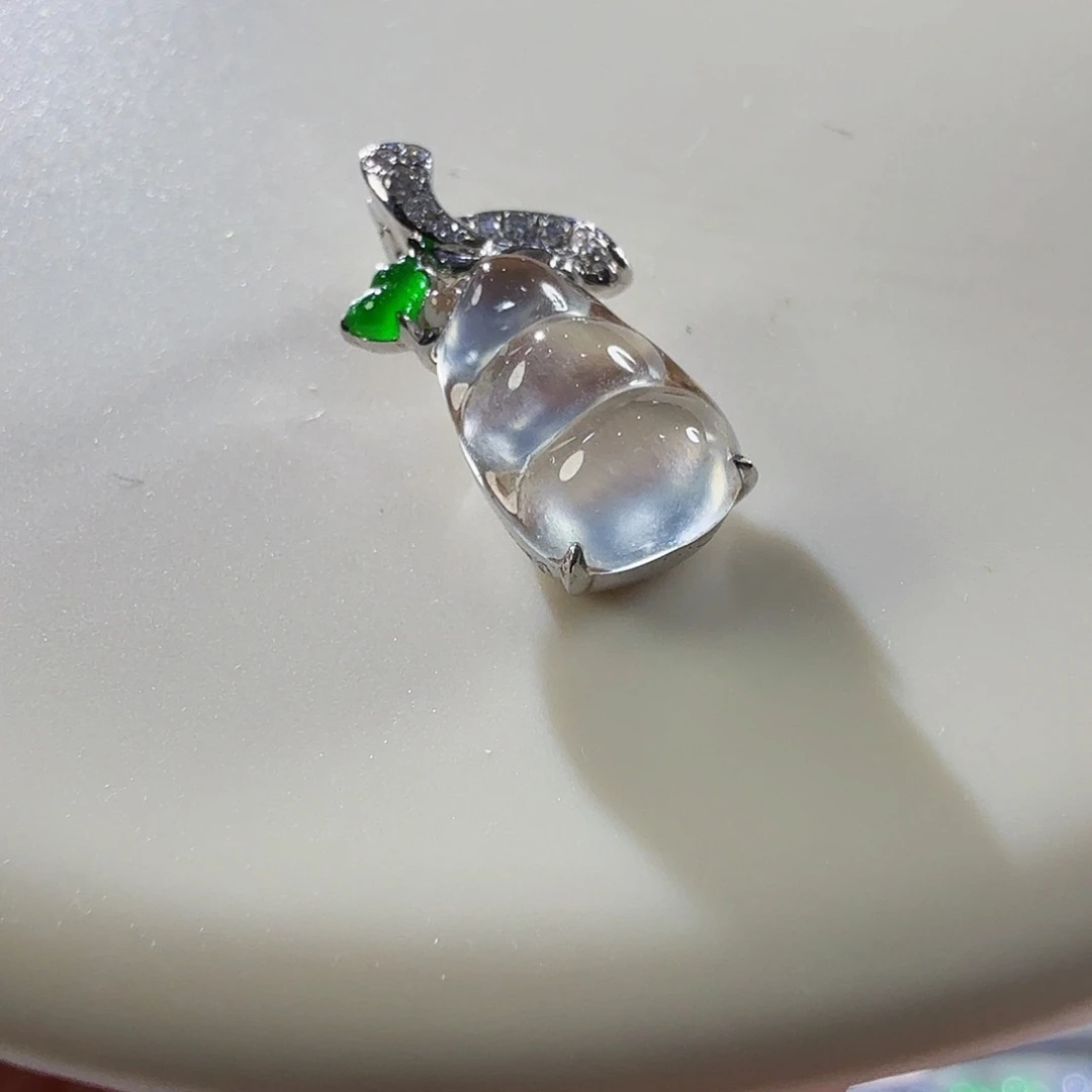 翡翠18K金镶嵌颈饰豆子