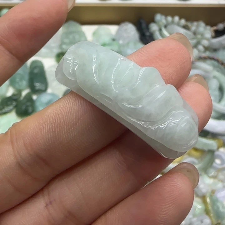 翡翠未镶嵌颈饰手牌